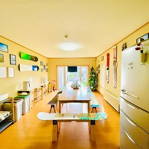 Yellow House Niseko Homestay